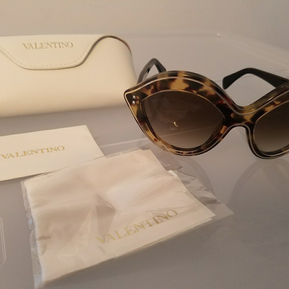 Valentino V689 / S200 vintage tortoise oval sungla